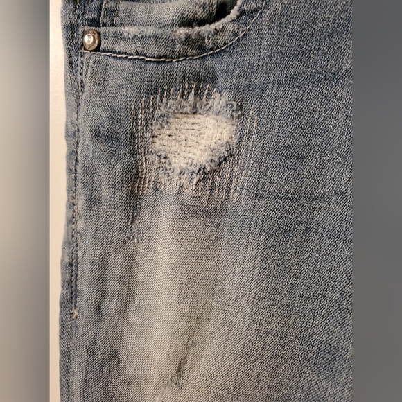 Women's Silver Jeans Distressed Suki Denim Capris - Picture 4 of 10